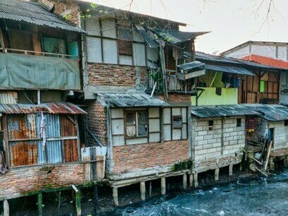 A forma clínica da doença pode variar desde sintomas leves, como febre e dores musculares, até complicações graves, incluindo hepatite hemorrágica, insuficiência renal e síndrome pulmonar, com taxa de mortalidade que pode ultrapassar 70% em casos não tratados (Costa, et al., 2014)