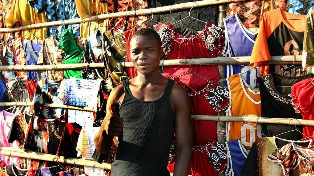 Jovem em tenda do Mercado Municipal de Moçambique