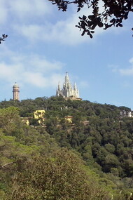 El Tibidabo visto desde El parque natural  de Collserola