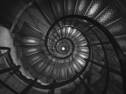 Giró sobre ella como un reloj de arena apurado, en la posición para comenzar el conteo del tiempo