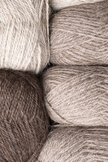 Las manos de las hermanas se movían como si obedecieran a un compás secreto