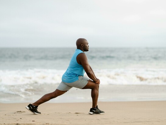 A recuperação não é um luxo ou uma pausa opcional — é uma etapa fundamental do treinamento. Isso já foi comprovado por inúmeros estudos científicos que investigam os mecanismos envolvidos na reparação muscular, no controle da inflamação e no reequilíbrio hormonal. Para atletas que treinam diariamente em alta intensidade, submetidos a estresse físico e mental constante, entender a importância da recuperação é essencial para evitar o esgotamento e garantir resultados duradouros