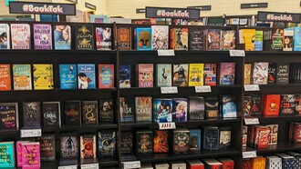 O TikTok se tornou, de fato, uma das maiores plataformas de incentivo à leitura entre os jovens. Como destacou uma reportagem da BBC, a hashtag #BookTokBrasil já acumula bilhões de visualizações e tem o poder de esgotar tiragens inteiras de livros recomendados por criadores de conteúdo. E mais: um levantamento da CNN Brasil mostrou que editoras já estão criando selos e ações focadas nesse novo tipo de leitor — que surge, descobre, compartilha e comenta livros em vídeos curtos de até 60 segundos