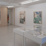 Alsino Skowronnek, Dejar que las cosas pesadas floten, vista de exhibición. Cortesía de Galería Moisés Pérez de Albéniz