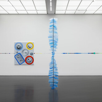 Jac Leirner und Rafa Silvares, Ensemble, ausstellungsansicht. Mit freundlicher genehmigung von Esther Schipper