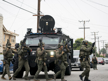 Y hoy, como entonces, la democracia no muere con estrépito, sino con indiferencia. No desaparece con tanques en las calles, sino con la erosión lenta de sus fundamentos: cuando se acepta que algunos valen menos que otros. Operaciones de deportación e inmigración del Servicio de Inmigración y Control de Aduanas (ICE) en Los Ángeles, California, 12 de junio de 2025, EE.UU. 