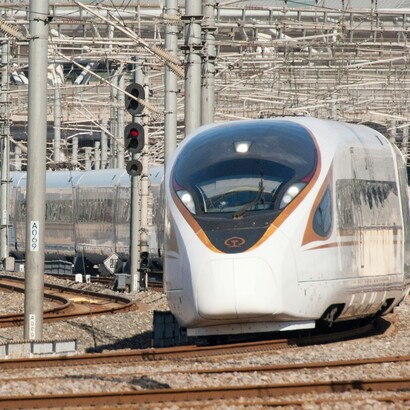 Nei treni cinesi si incontra una varietà di persone, dai pendolari ai viaggiatori curiosi, creando un'atmosfera vivace e autentica