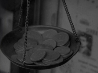 E assim foi, quando os bancos centrais de países com economias em desenvolvimento, ou emergentes, recorreram à valorização cambial, via swaps de commodities, para financiar importações de bens de capital e insumos, necessários para produção que, por escala inversa, chineses e russos, ou indianos e norte-americanos, exportavam melhor e com valor agregado mais competitivo. Está atuação momentânea durou dez anos — e, como o antigo contemporâneo presidente do Banco Central do Brasil confirmou, em suas recentes entrevistas — inconstitucionalmente mas, por um acordo de independência, ainda inédita entre as partes. Exportadores foram substituídos por importadores, turistas e intercâmbios no estrangeiro, sem nenhum hedging cambial