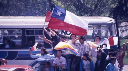 Chilenos celebrando el triunfo del No en el plebiscito de 1988. La experiencia democrática chilena muestra que los mayores avances políticos y sociales se alcanzan cuando prima la búsqueda de acuerdos amplios, la confianza institucional y una visión de largo plazo por sobre la confrontación permanente