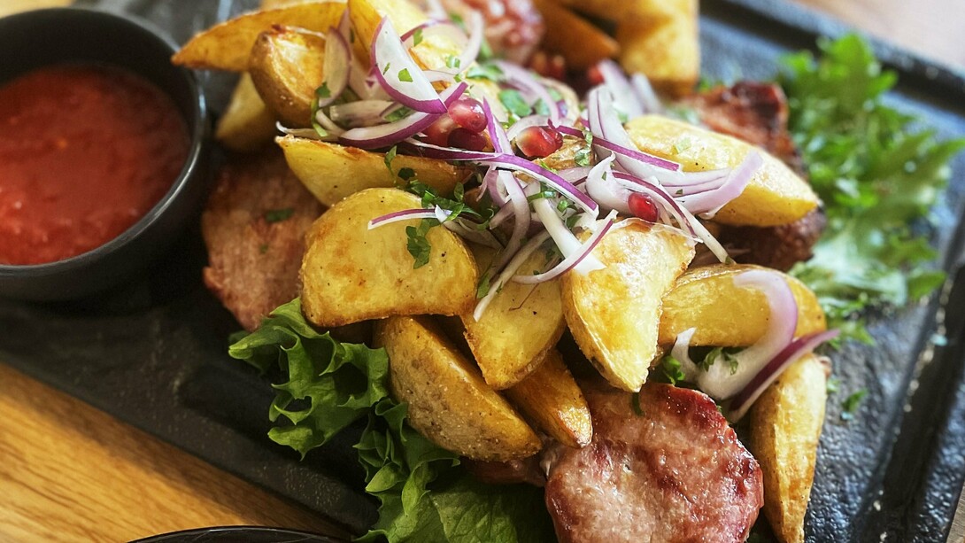 Para finalizar, compartilhamos também outro prato com pedaços de carne de porco marinada e grelhada na brasa, dando aquele sabor defumado característico e que vieram com batatas em gomos assada e um molho à base de tomate e páprica. Juro, não sei quais os temperos ou a história da gastronomia Georgiana, mas tudo que comemos estava sensacional, foi realmente uma refeição memorável! 