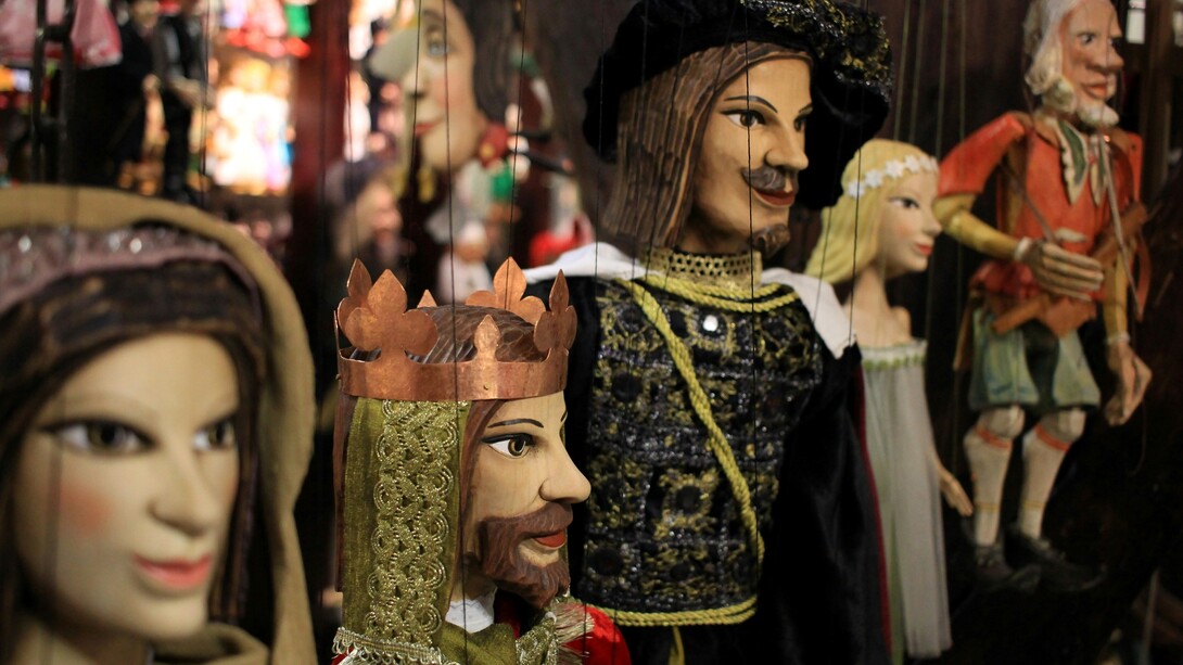 La politica sembra un circo televisivo permanente, dove i leader recitano da pupazzi mossi non da fili, ma dai sondaggi del giorno