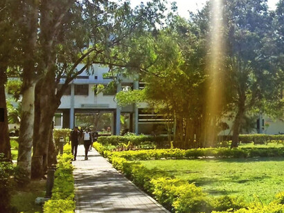 Pensando siempre en los jóvenes que son el futuro de una vieja academia cuyos pilares y marcos están desfasados y gastados, y huelen a podredumbre. Pero, trasmitiendo siempre que el futuro existe, y son ellos, y son la esperanza de que pueda surgir algo mejor. Universidade Eduardo Mondlane, Maputo, Moçambique