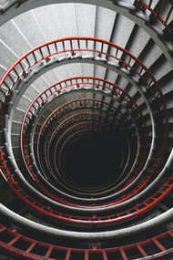 Escaleras en espiral que tiendan al infinito, repitiendo un patrón sin fin