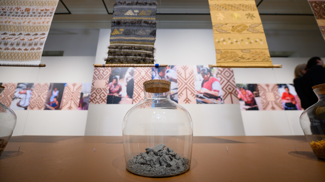 Los colores de la tierra. El arte textil moderno en México, vista de exhibición. Cortesía de Weltmuseum Wien