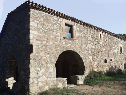 La vida social de Viladrau se estructura en una gran cantidad de asociaciones locales, dedicadas a fines culturales, deportivos y sociales, y también,  alrededor de ferias y fiestas, que atraen a muchos foráneos y a una nutrida colonia de residentes estivales. Ermita de la Erola. Viladrau, Cataluña, España