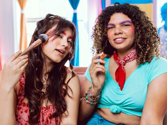 Expo T é mais do que um poema — é uma denúncia ritmada, uma travessia linguística que transforma dor em verbo. Inspirado na estrutura da música “Brasil com P” de GOG, o poema constrói sua crítica social com palavras iniciadas pela letra T, revelando camadas de exclusão, resistência e potência vividas por pessoas trans no Brasil. Cada estrofe é uma lente: ora sobre o corpo, ora sobre o tempo, ora sobre a tortura, ora sobre a tarefa coletiva de transformação