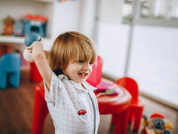 Outro aspecto me chamou a atenção. Guilherme está descobrindo o mundo, quer ver e tocar em tudo. Ouve um barulho de helicóptero e sai correndo para a janela, olhando para o céu e batendo palmas. Encanta-se com uma colher de pau, um pote de canetas, a porta do micro-ondas, a gaveta que desliza para abrir e fechar