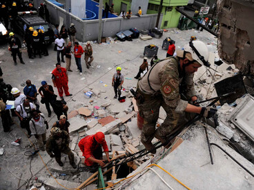 À Port-au-Prince, des équipes de secours, appuyées par l’armée de l’air américaine, interviennent pour atteindre une femme de 25 ans restée piégée sept jours sous les décombres après le séisme du 12 janvier 2010
