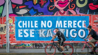 A graffiti that captures the shock, anger, and resistance felt by sectors of Chilean society in the wake of José Antonio Kast’s decisive electoral victory, reflecting a country grappling with a profound political realignment