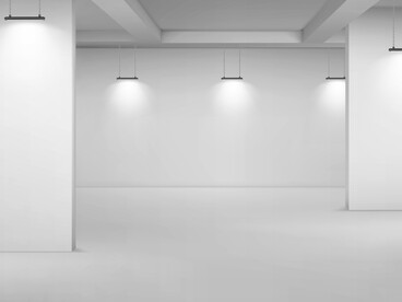 Las esculturas invisibles de Garau dialogan explícitamente con Duchamp, pero también con prácticas conceptuales posteriores que llevaron al extremo la desmaterialización de la obra