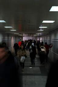 Trânsito caótico de pessoas por conexão subterrânea na cidade grande e o sentimento de ser colocado à prova a cada adversidade da vida