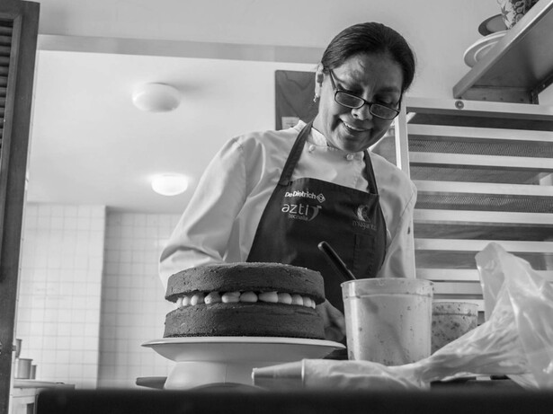 Leonor Zambrano transforma la memoria, la tradición familiar y la imaginación en una pastelería donde cada postre es una forma de contar historias