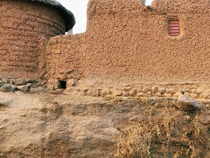 Il valore del suo contributo sta nella capacità di dare struttura a ciò che già c’è, senza sovrapporsi ad esso. Villaggio nei pressi di Monte Tenakourou, Burkina Faso