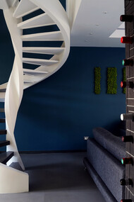 La scala autoportante e un elemento di design in pietra lavica. Foto di Giuseppe Fricano