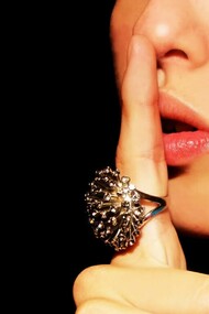 Un dedo pidiendo silencio