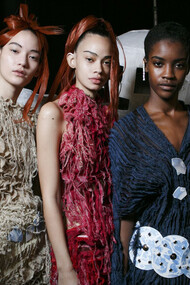 A la industria del vestir no le ha quedado más remedio que reinventarse dado tanto por el giro sociocultural que han experimentado los hábitos de consumo