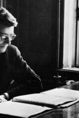 A Sétima Sinfonia de Chostakovitch, executada em 1942 sob a batuta de Toscanini, tornou-se um símbolo de resistência cultural contra o nazismo, mostrando como a música também é uma arma poderosa em tempos de guerra