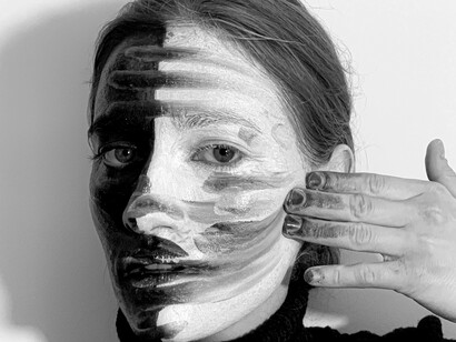 A violência contra a mulher não é um problema individual, é um fracasso coletivo. Fracasso das instituições que falham em proteger. Fracasso da sociedade que silencia. Fracasso de uma cultura que ainda enraíza o machismo em suas práticas cotidianas