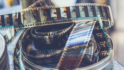 Attraverso "Tornare"(Comencini), "Lacci"(Luchetti) e "La Tenerezza"(Amelio), il cinema mette in scena le fragilità e le contraddizioni del mondo, svelando come il tempo, i luoghi e i legami familiari diventino specchi della condizione umana