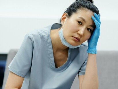 A exaustão desses profissionais deixou de ser algo pontual, resolvido com um dia de folga ou uma boa noite de sono. O que se vê, nos corredores dos hospitais e nas clínicas lotadas, é uma fadiga crônica, um cansaço que vai além do físico. Um cansaço da alma