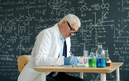 Dans le silence du laboratoire, l’humain interroge la frontière entre hasard et nécessité, là où la vie obéit aux lois sans cesser de défier le déterminisme