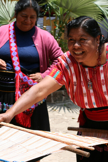 Ángela Pérez Gómez webt auf einem Webstuhl mit Annatto (Bixa Orellana). Museo Na Bolom, San Cristóbal de las Casas, Chiapas. Courtesy of Weltmuseum Wien © Carlos Barrera Reyes, 2019