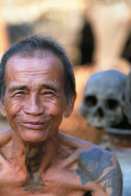 I circa 350 Dayak Bidayuh di Gayu (Sarawak) sono politeisti e il loro fulcro di aggregazione spirituale è racchiuso nel baruk o “tempio dei teschi” (chiamato anche panggah o balui), situato in una casetta a parte collegata alla longhouse da un'asse di legno. I macabri trofei vengono esibiti solo in occasione di cerimonie o feste religiose, come la Mukah, fatta per placare lo spirito racchiuso nei teschi chiamato Tikurouk – Opar, Gumbang e Tringgus, sono gli unici villaggi Bidayuh con un baruk originale.  