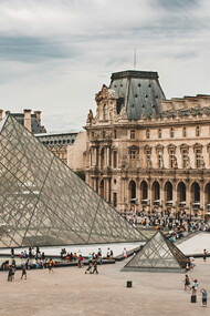 Au Louvre, à Paris, en France, le passé et la création contemporaine se rencontrent pour montrer que l’art et la couture parlent le même langage