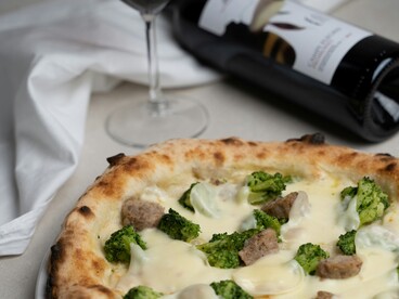 Dietro ogni impasto perfetto ci sono mani che sanno ascoltare: il ritmo del lievito, la temperatura del forno, la poesia della tradizione. Ph Luigi Boccardo