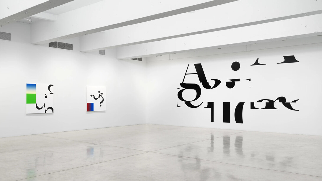 Haim Steinbach, Five easy pieces, exhibition view. Courtesy of Tanya Bonakdar Gallery