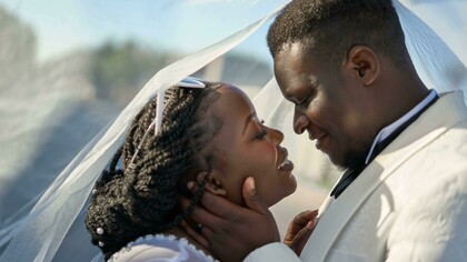 Casal em seu casamento. O kulaya  consiste em as matronas serem chamadas para aconselhar as jovens, com ensinamentos de “cama e mesa”, mostrando como devem tratar os maridos, cuidar da casa, dos filhos e outras “obrigações” da mulher. Basicamente, os elementos centrais que organizam o kulaya são ensinamentos do respeito ao marido (e sua família) e da vida sexual