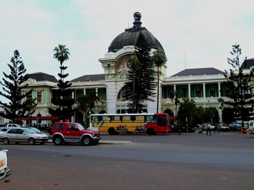 Estação de trem de Maputo. Jeremias Nguenha (doravante JN) faleceu a 04 de Maio de 2007. É autor de “Vada voxe”, “Kasi ka Maputsu kute tani”, “Vizinha”, “La famba bicha” (música em pauta neste artigo), entre outras faixas musicais.
Retrata, nos seus trabalhos musicais, a fome, opressão, precariedade das infra-estruturas, entre outras realidades sociais moçambicanas que, analogamente, se pode dizer que são características do então Moçambique (2000-2007)

