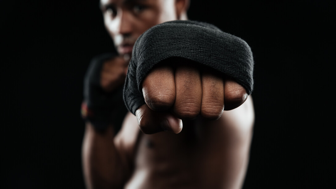 Por alguma razão engrenamos uma conversa maior nesse dia caminhando entre a garagem, o elevador e a entrada da academia. Perguntei como eram as aulas de luta que ele fazia, qual era o nome, se gostava etc. Ele me explicou que se chamava Muay Thai, que gostava muito e por fim me convidou para experimentar em algum momento