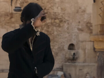 La vida de Miguel de Cervantes, apasionante desde cualquier punto de vista, ha sido objeto, en el caso de la producción realizada por Amenábar, de una revisión cuyo contenido no se ajusta en modo alguno a la realidad de su existencia. Julio Peña Fernández en el rol de Miguel de Cervantes, en la película El Cautivo (2025)