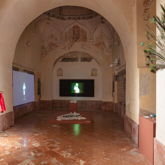Miguel Benlloch, Bajar la voz, vista de exhibición. Cortesía del Centro Andaluz de Arte Contemporáneo