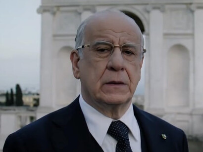 Toni Servillo è Mariano De Santis in una scena del film "La grazia" di Paolo Sorrentino. Foto di Andrea Pirrello