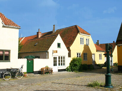 Se restaura la piedra, el pigmento, el volumen. Se actúa sobre lo que puede medirse, limpiarse, estabilizarse.Dragør, Copenhague, Dinamarca