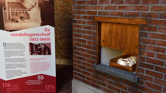 This replica represents a baby hatch installed in 1812 at the Foundlings’ House on St. Rochus Street, founded in 1532. Children left there were cared for until about age ten before being sent to the Maagdenhuis. Created during the French regime’s reforms, the hatch remained in use until 1860. In its first two years, 414 infants were placed inside. A bell signaled each arrival, and caregivers kept warm milk and bandages ready for immediate care