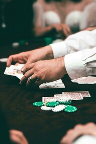 Dealer dá as cartas em jogo de poker. Se o blefe dará certo ou não, vai depender de uma série de variáveis que veremos daqui a pouco. Quando falamos da vida das pessoas, seria muito estranho trazer tudo para o campo da sorte, visto que, temos variáveis sociais complexas no meio do caminho e que podem fazer os meios justificarem, ou não, os fins. Por isso, vamos tentar ser mais lúdicos para que a comparação seja honesta intelectualmente com todos os personagens envolvidos