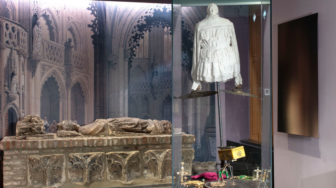 Nous tournoyons dans la nuit et nous voilà consumés par le feu, vue de l'exposition. Avec l'aimable autorisation du Treasure House of Liège Cathedral
